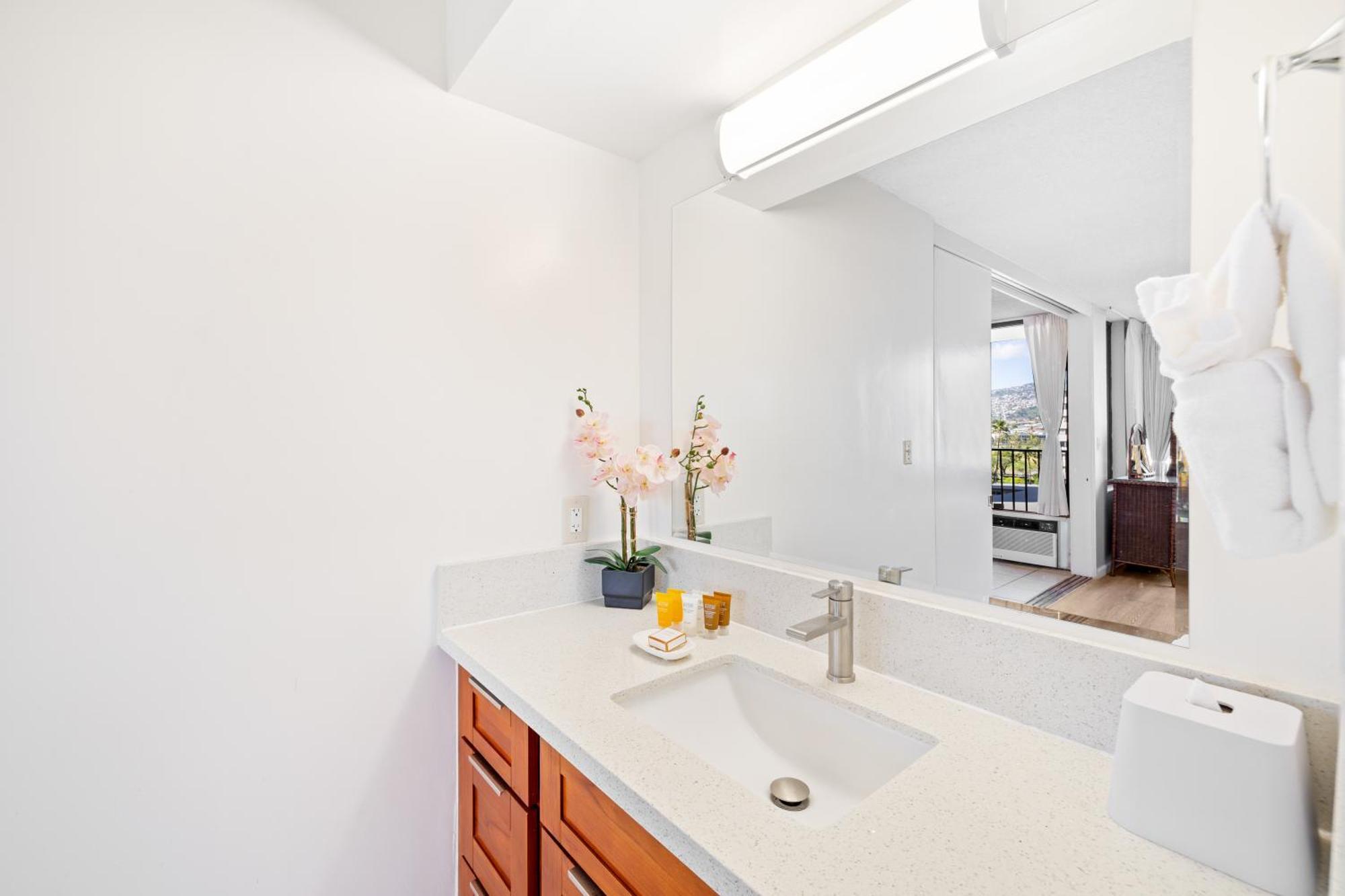 Cozy Waikiki Getaway, Stroll To Beach With Free Parking Honolulu Exterior photo